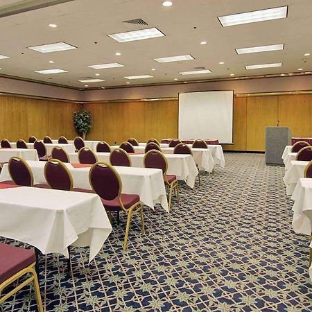 Готель Ramada By Wyndham Portland Airport Екстер'єр фото