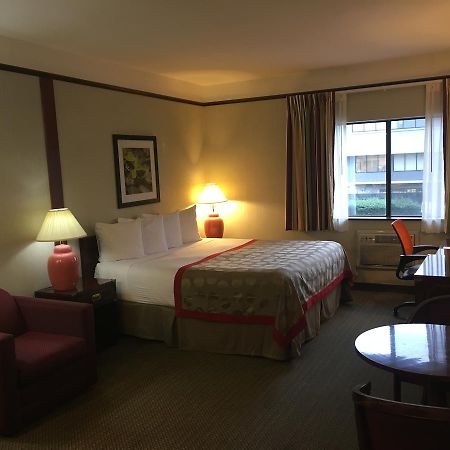 Готель Ramada By Wyndham Portland Airport Екстер'єр фото
