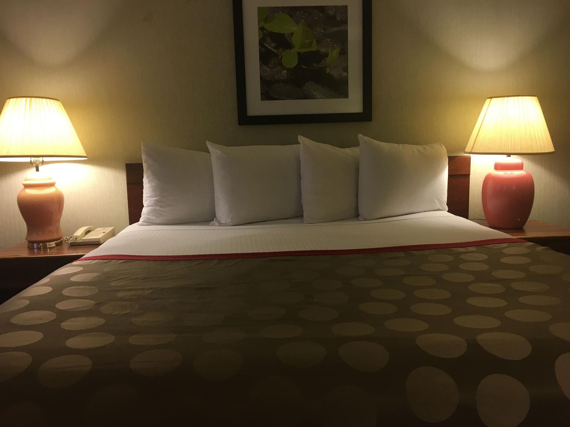 Готель Ramada By Wyndham Portland Airport Екстер'єр фото