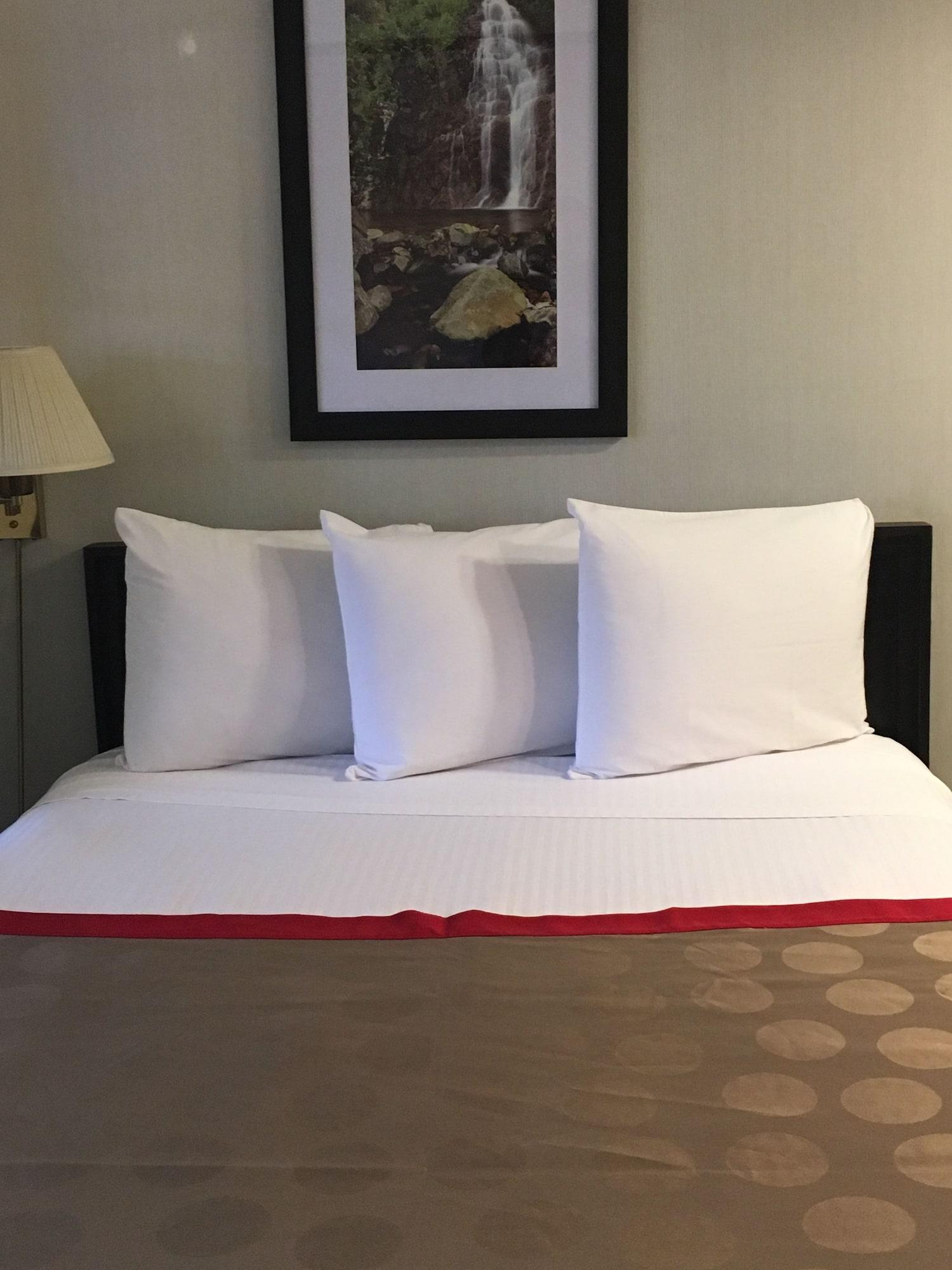 Готель Ramada By Wyndham Portland Airport Екстер'єр фото
