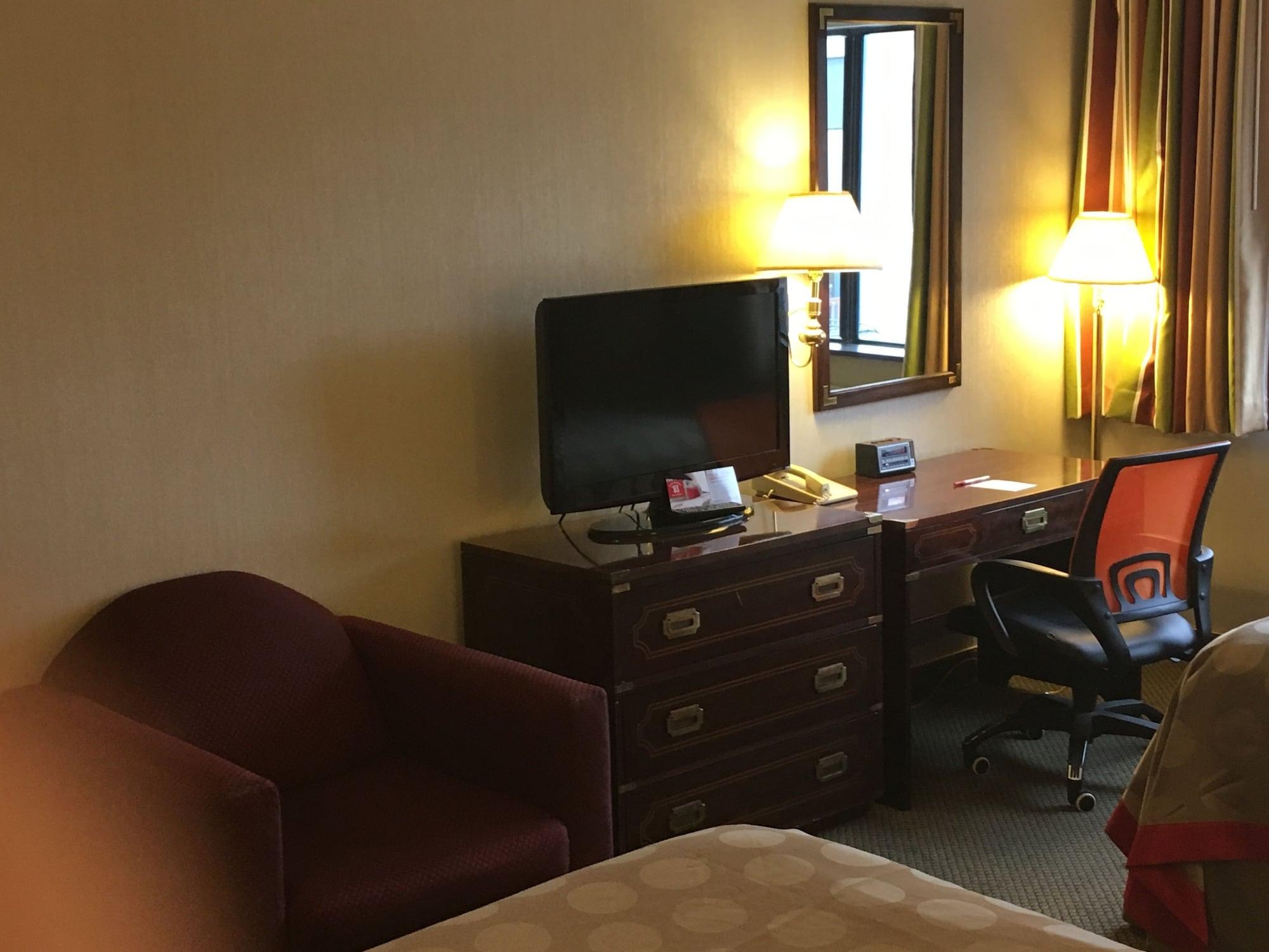 Готель Ramada By Wyndham Portland Airport Екстер'єр фото