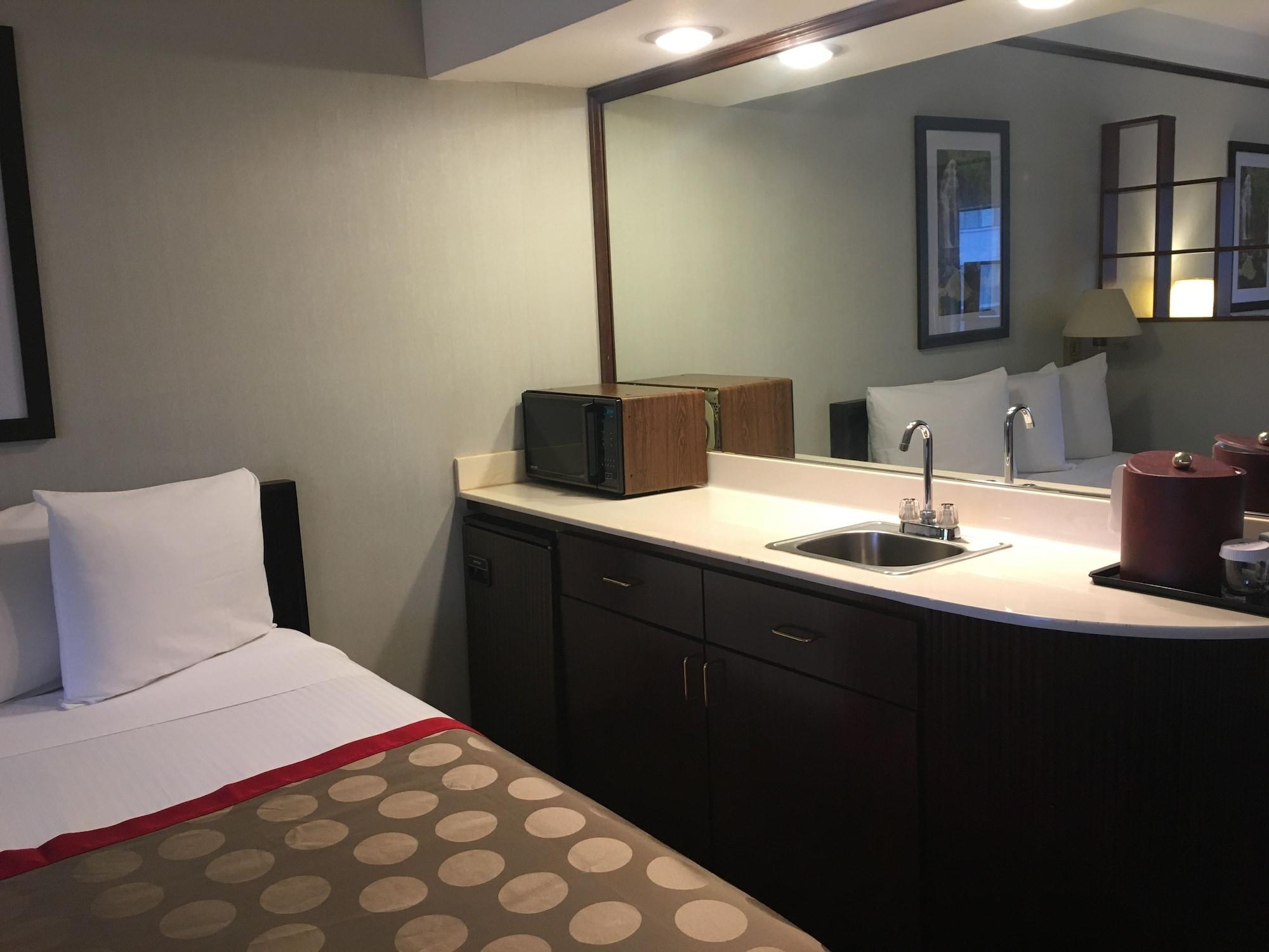 Готель Ramada By Wyndham Portland Airport Екстер'єр фото