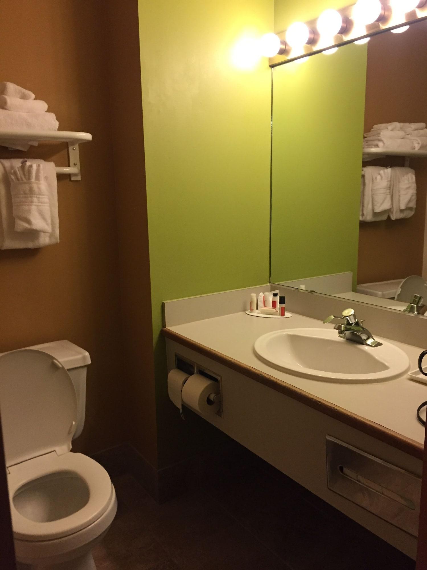 Готель Ramada By Wyndham Portland Airport Екстер'єр фото