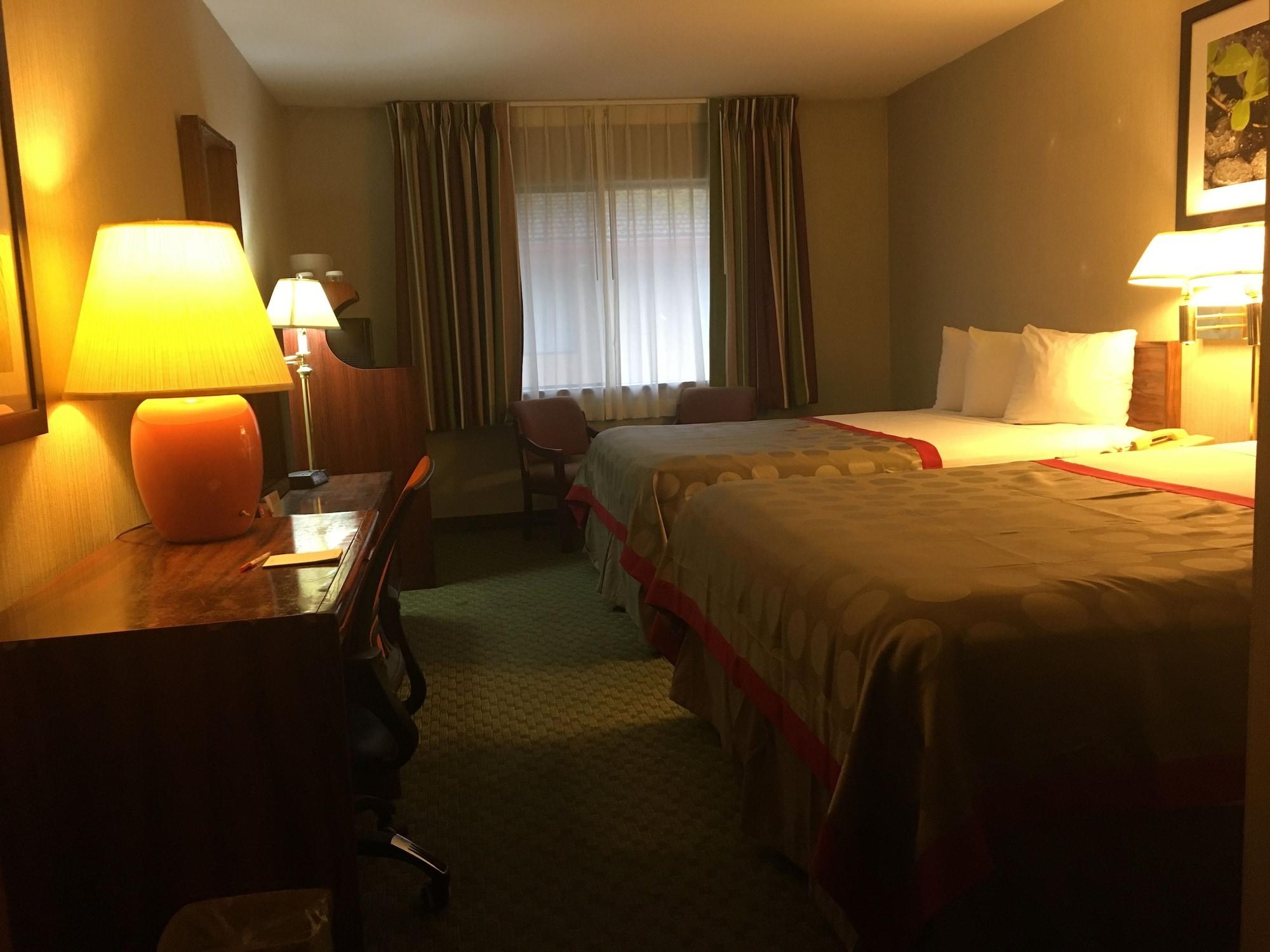 Готель Ramada By Wyndham Portland Airport Екстер'єр фото