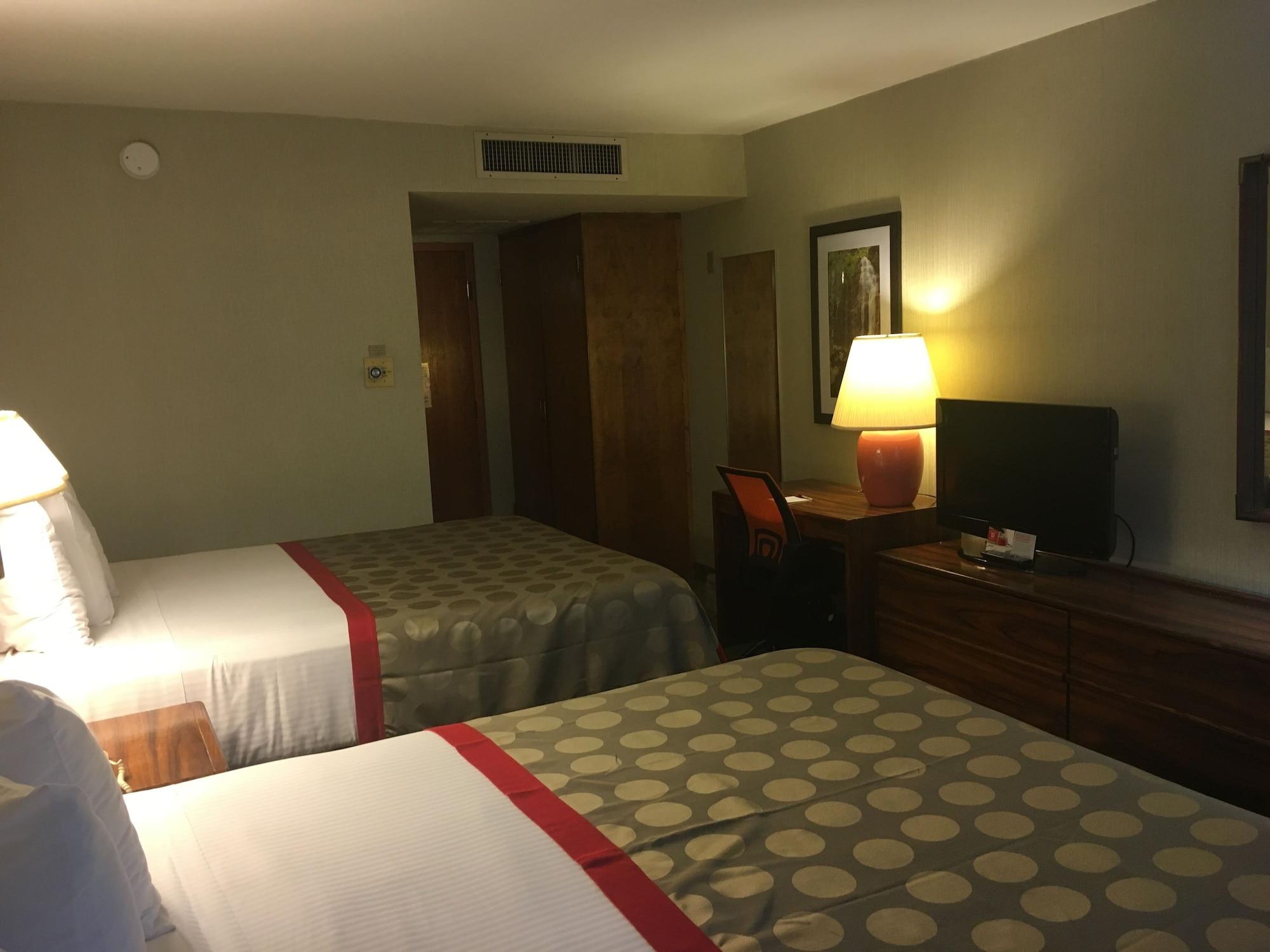 Готель Ramada By Wyndham Portland Airport Екстер'єр фото