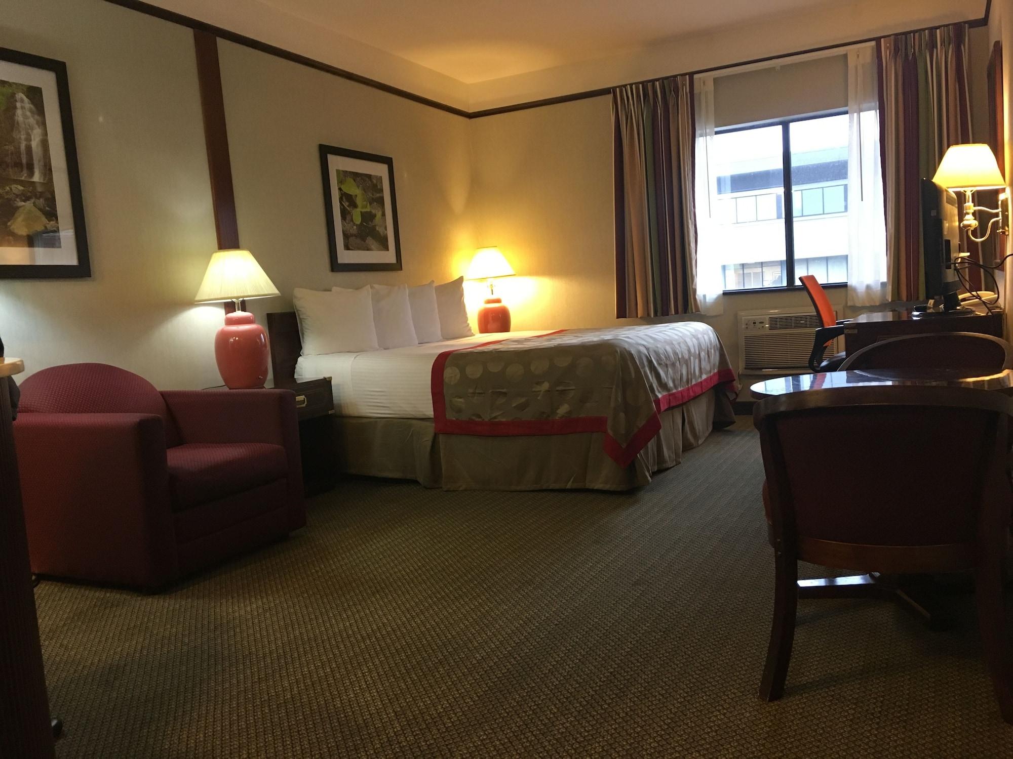 Готель Ramada By Wyndham Portland Airport Екстер'єр фото
