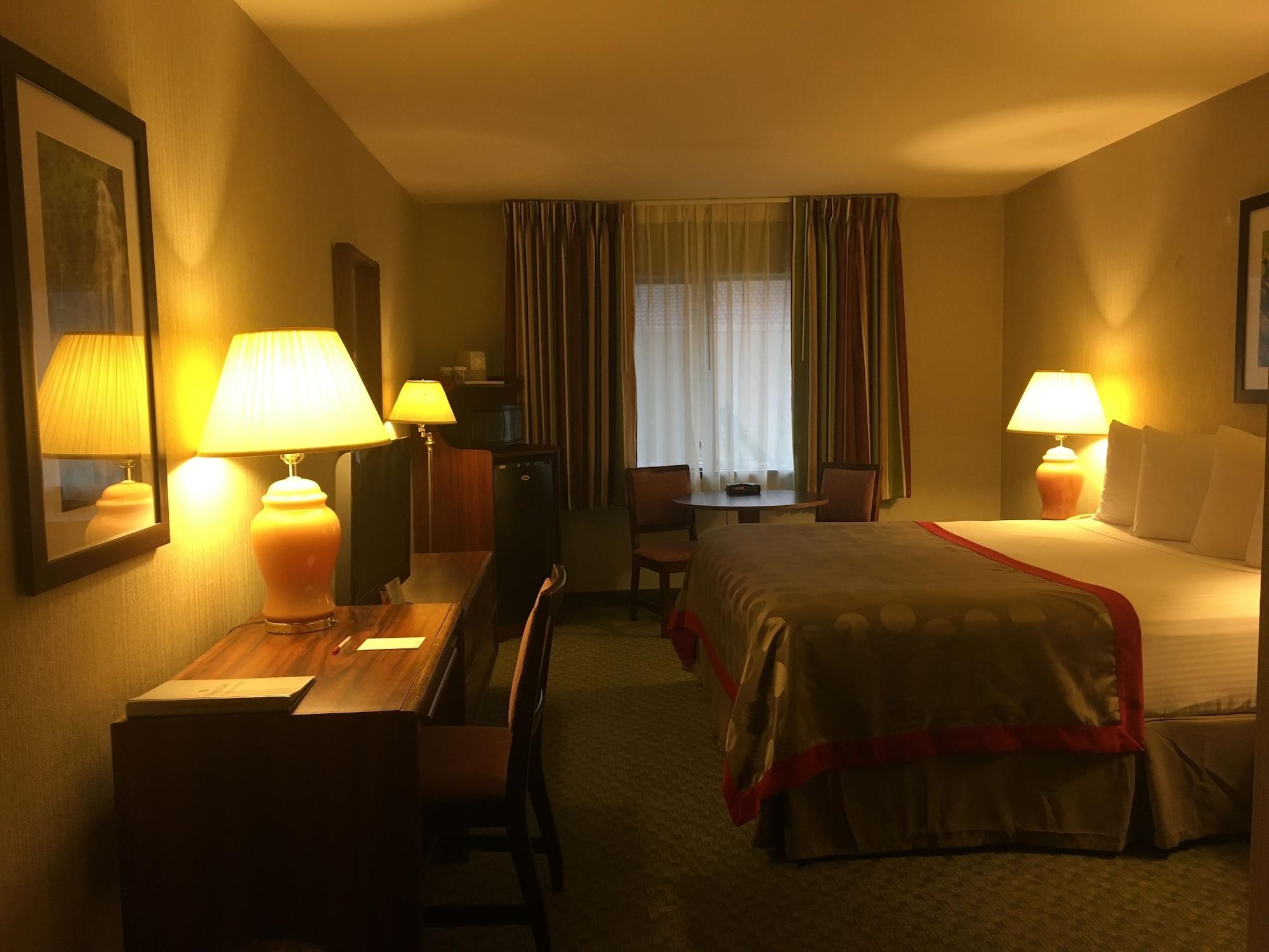 Готель Ramada By Wyndham Portland Airport Екстер'єр фото
