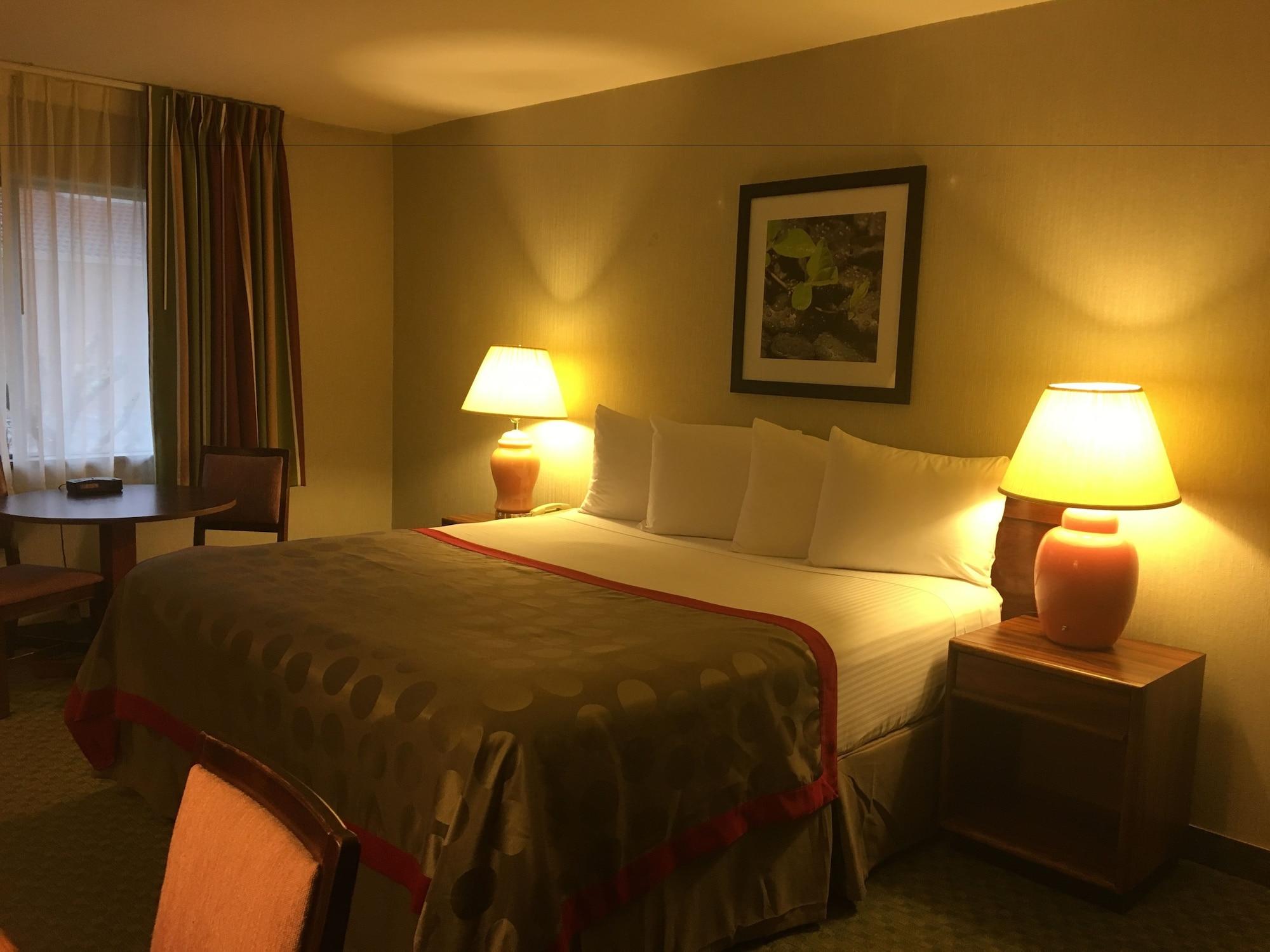 Готель Ramada By Wyndham Portland Airport Екстер'єр фото