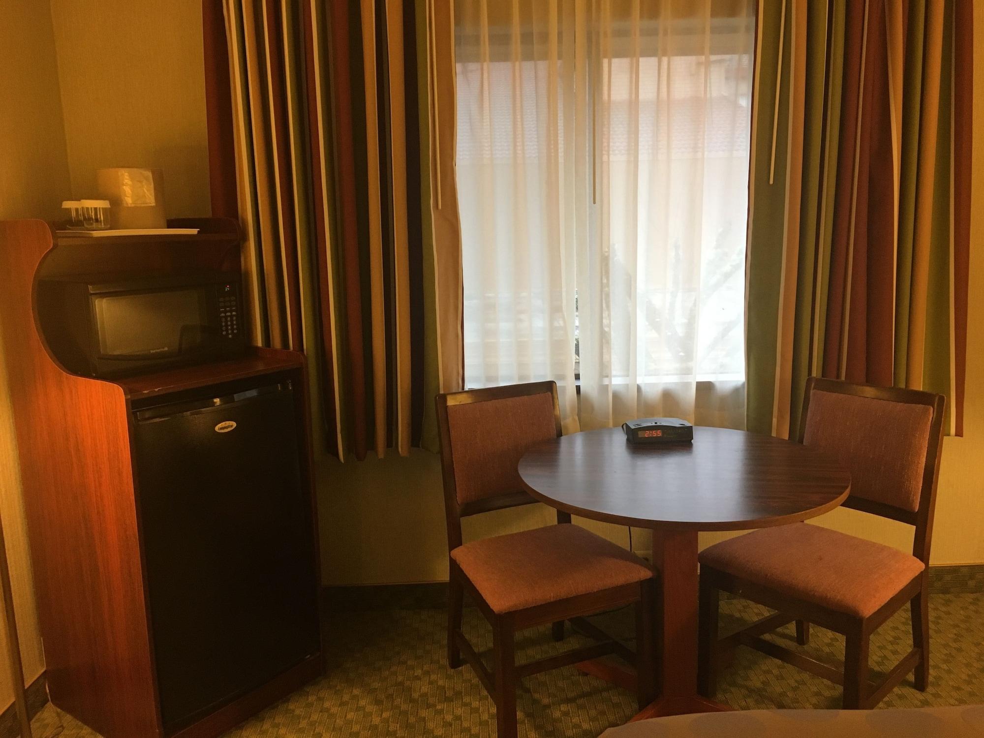 Готель Ramada By Wyndham Portland Airport Екстер'єр фото