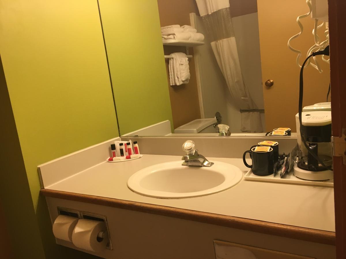 Готель Ramada By Wyndham Portland Airport Екстер'єр фото