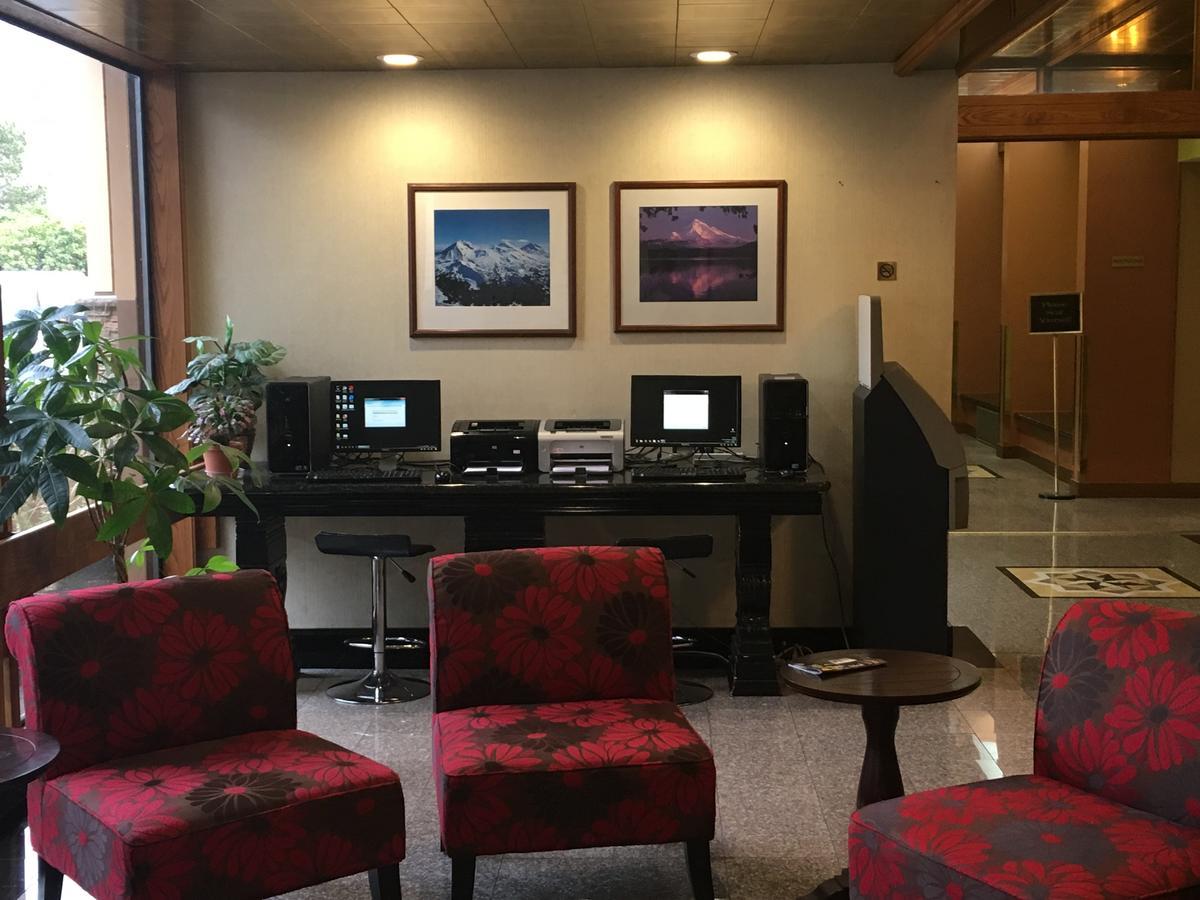 Готель Ramada By Wyndham Portland Airport Екстер'єр фото