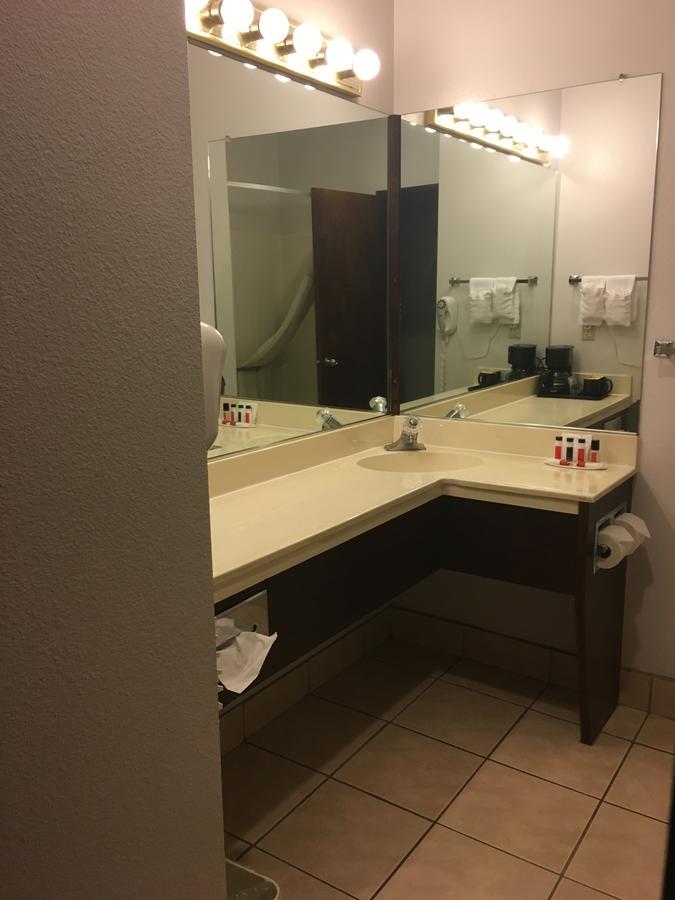 Готель Ramada By Wyndham Portland Airport Екстер'єр фото