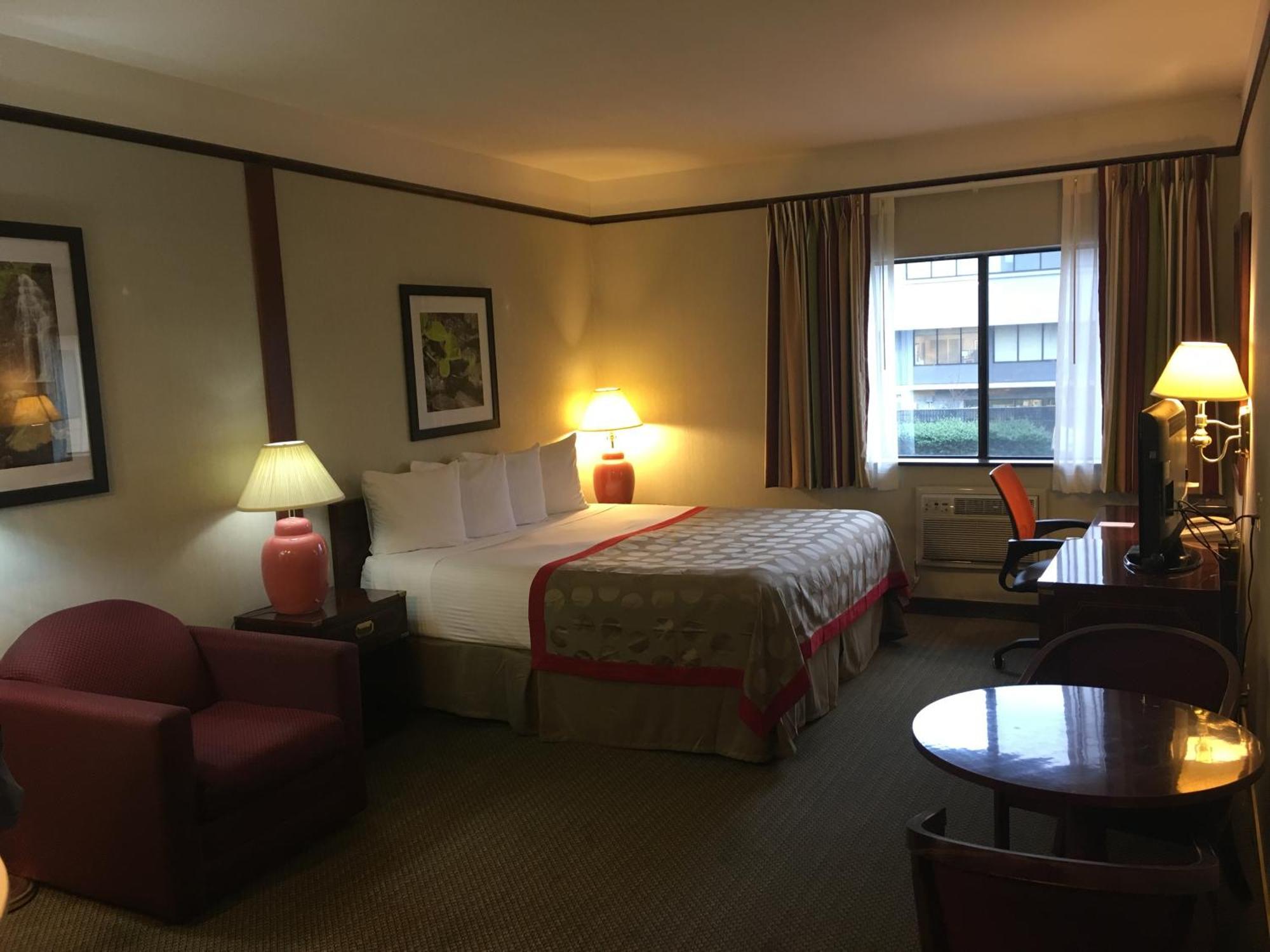 Готель Ramada By Wyndham Portland Airport Екстер'єр фото