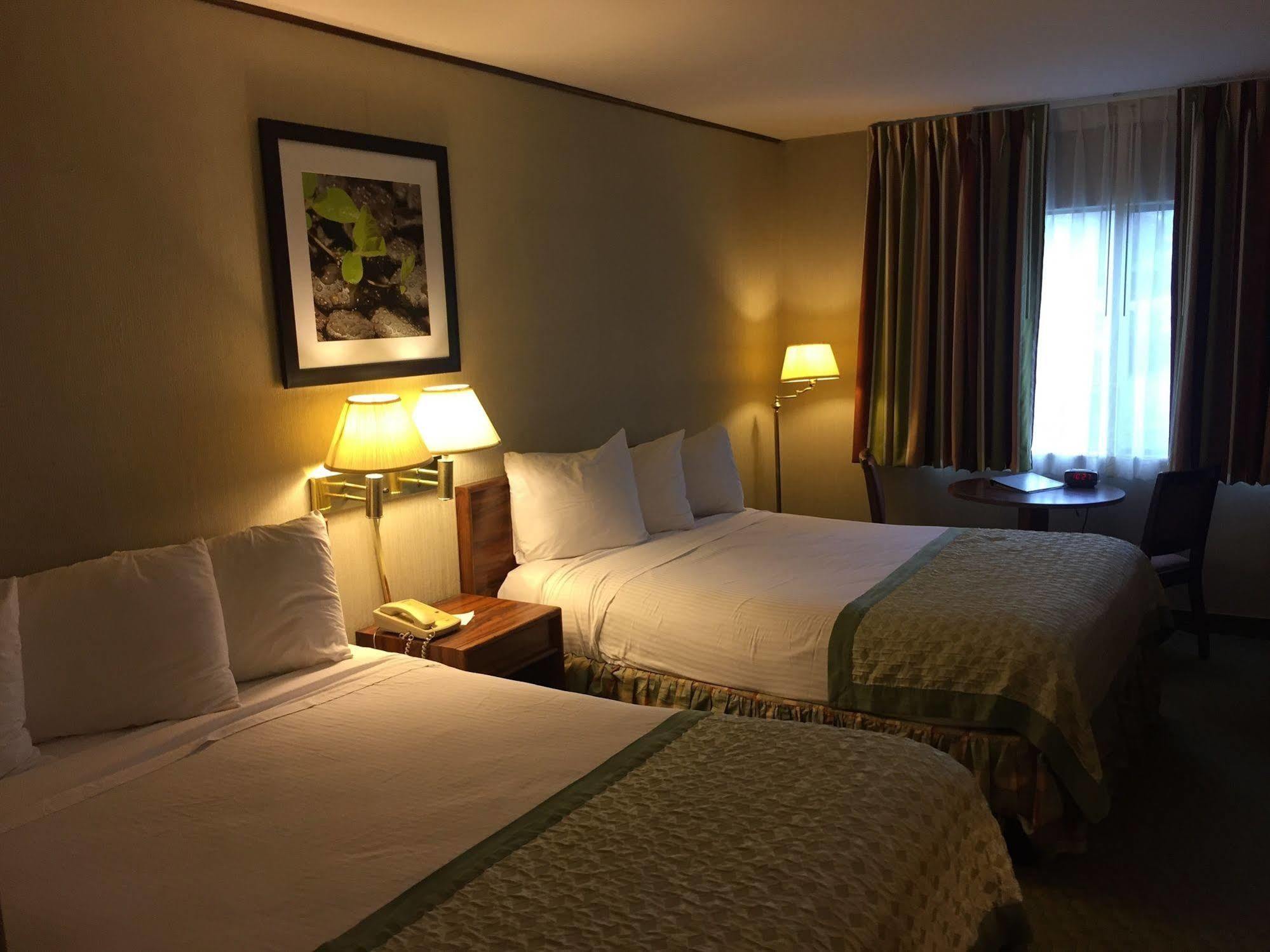 Готель Ramada By Wyndham Portland Airport Екстер'єр фото