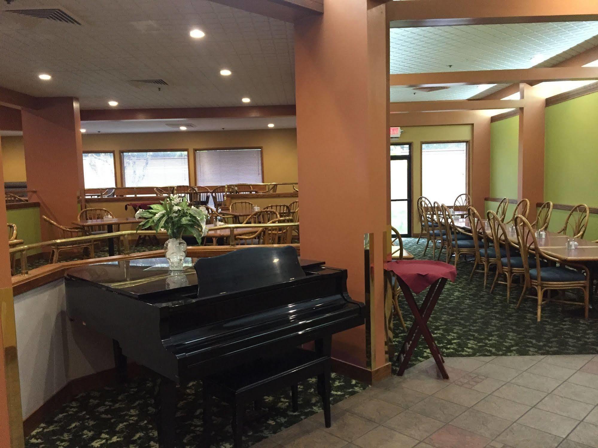 Готель Ramada By Wyndham Portland Airport Екстер'єр фото