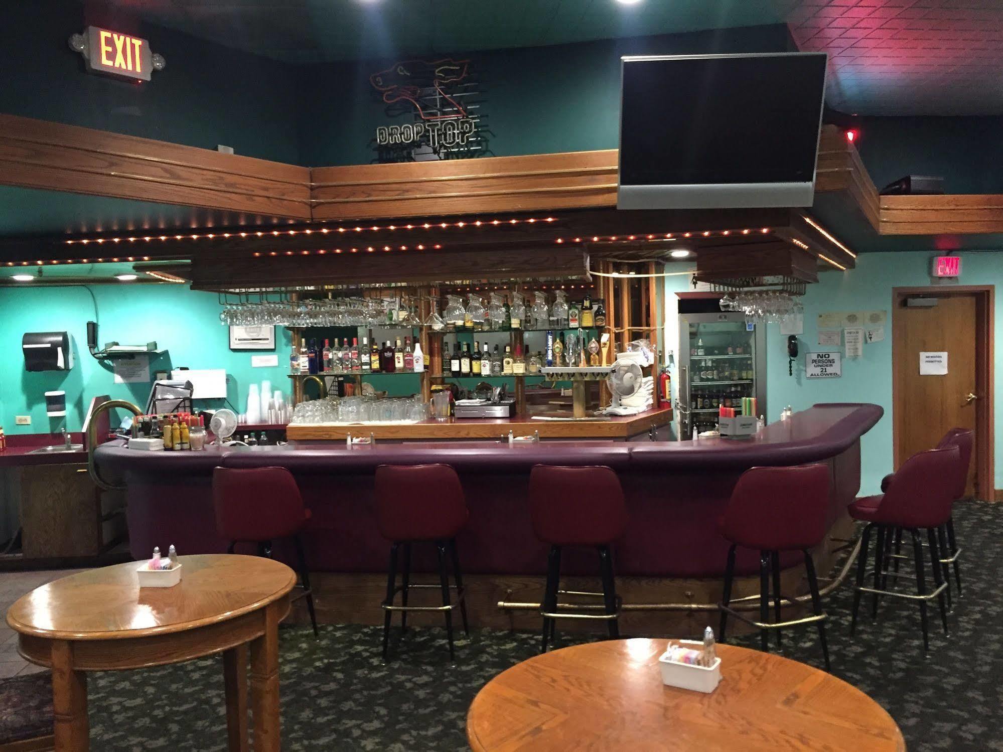 Готель Ramada By Wyndham Portland Airport Екстер'єр фото