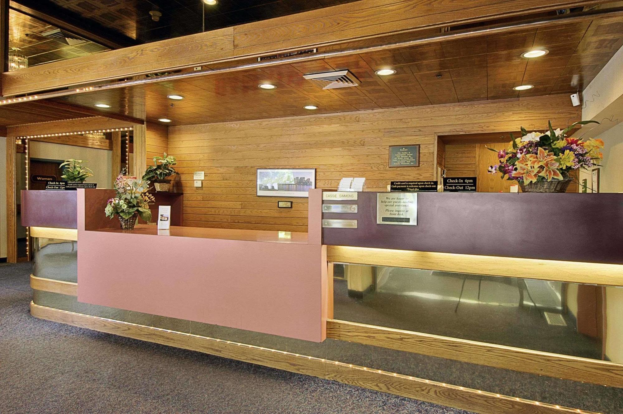 Готель Ramada By Wyndham Portland Airport Екстер'єр фото