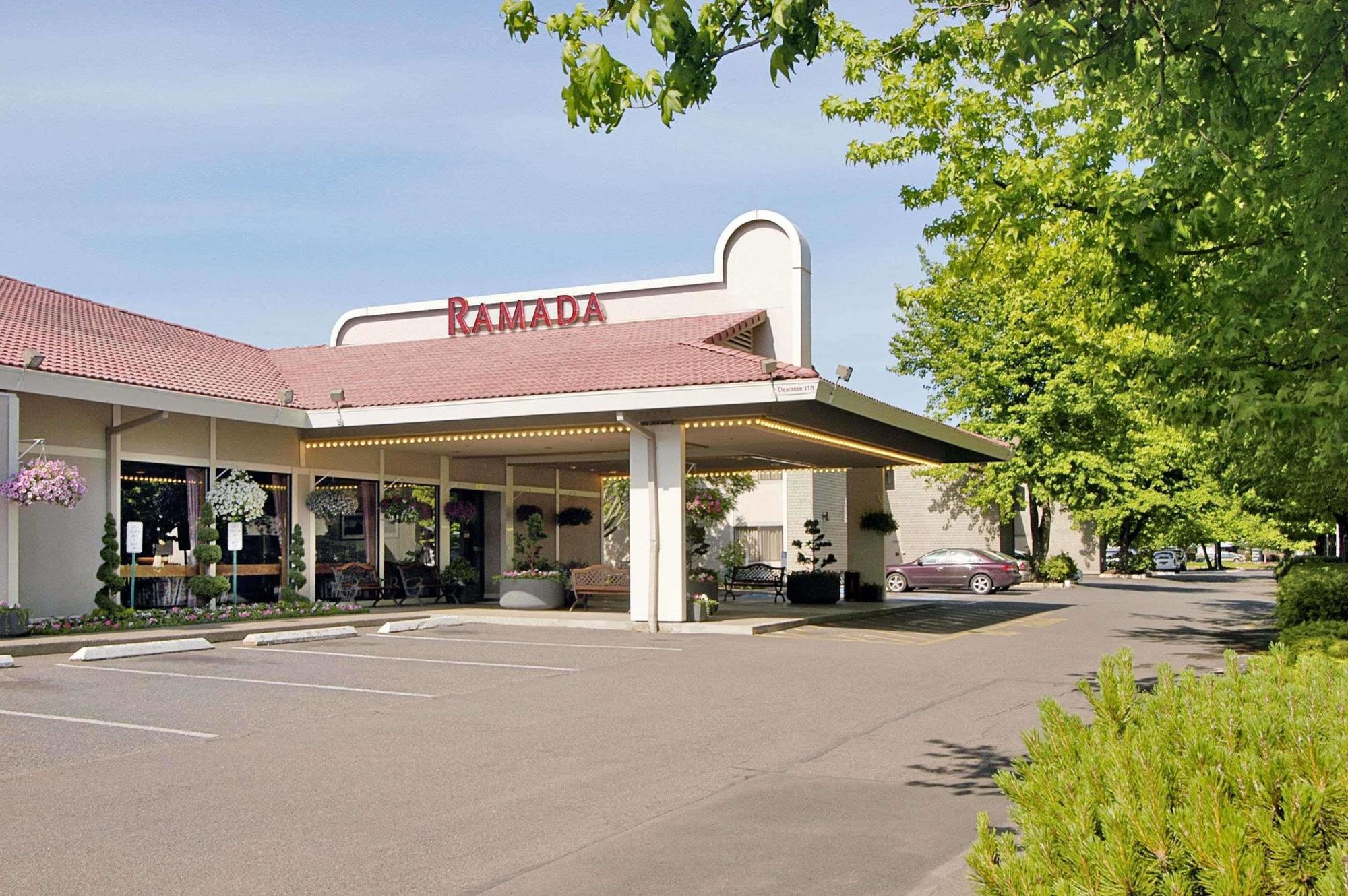 Готель Ramada By Wyndham Portland Airport Екстер'єр фото