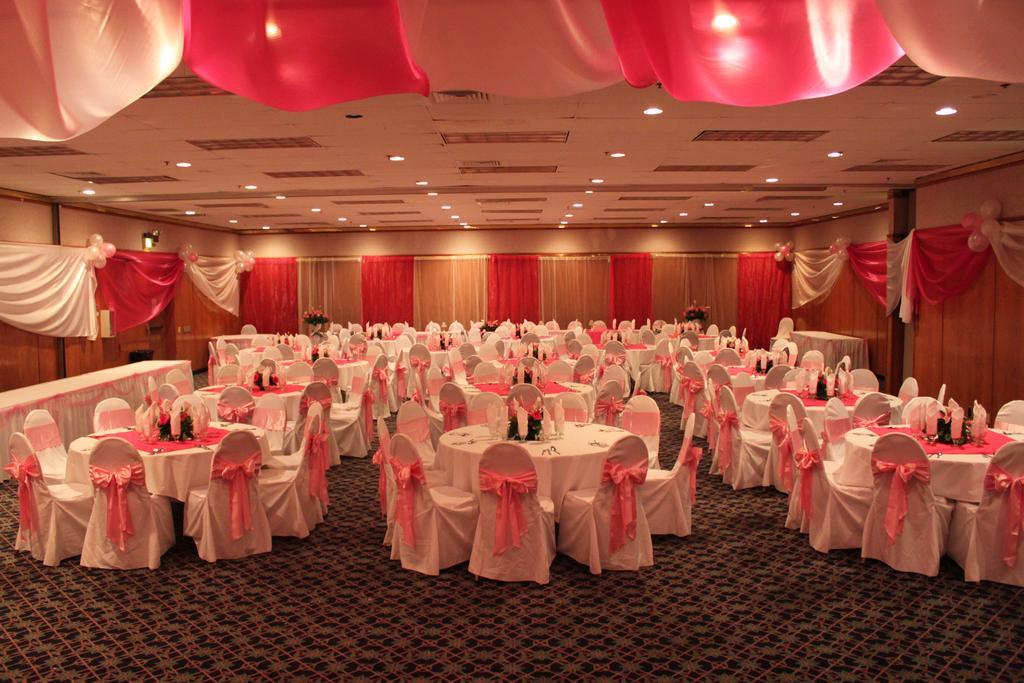 Готель Ramada By Wyndham Portland Airport Екстер'єр фото
