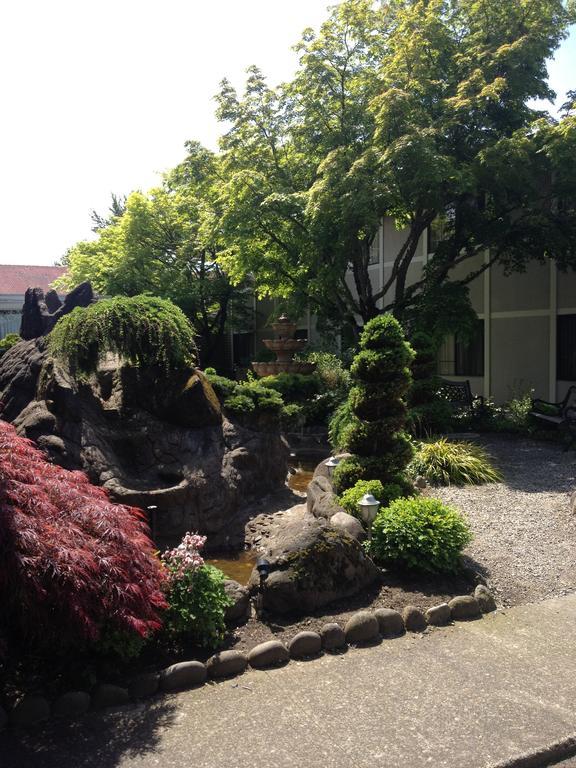 Готель Ramada By Wyndham Portland Airport Екстер'єр фото