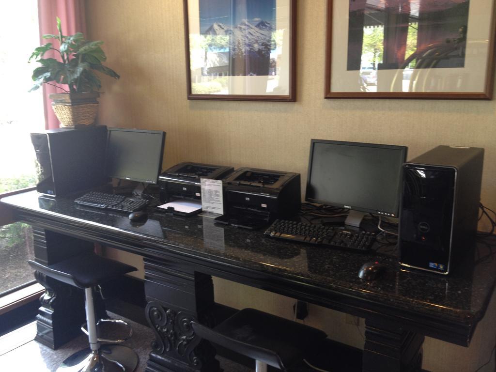 Готель Ramada By Wyndham Portland Airport Екстер'єр фото