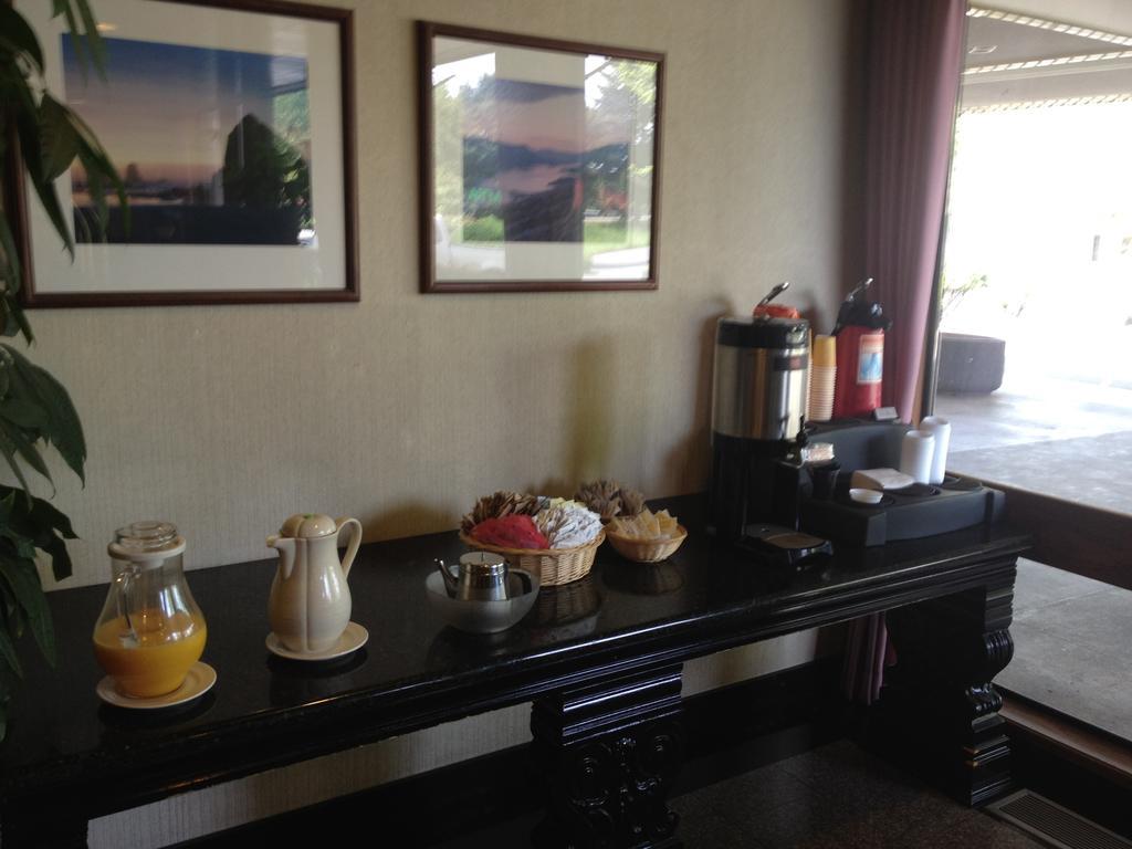 Готель Ramada By Wyndham Portland Airport Екстер'єр фото
